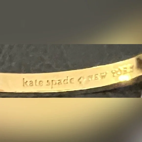 NWT stunning kate spade New York Spot The Spade Enamel Bangle in creamy white - Picture 7 of 9